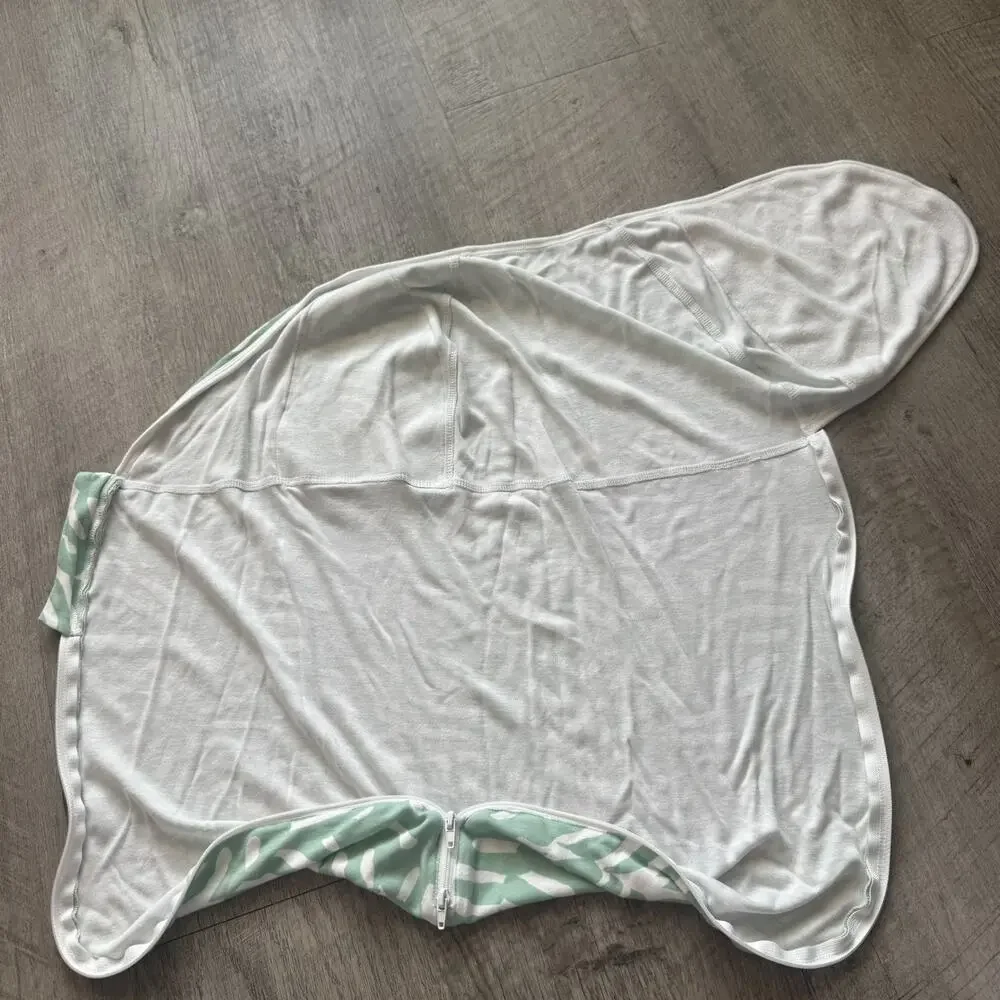 Momcozy 0-3 mo Bamboo Swaddle Wraps Leaf Tropical Print Quiet Soft Closure